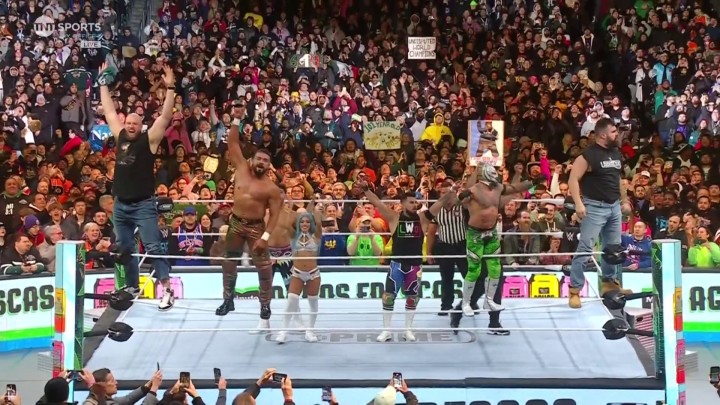 Rey Mysterio y Andrade derrotan a Santos Escobar y Dominik Mysterio en WrestleMania XL
